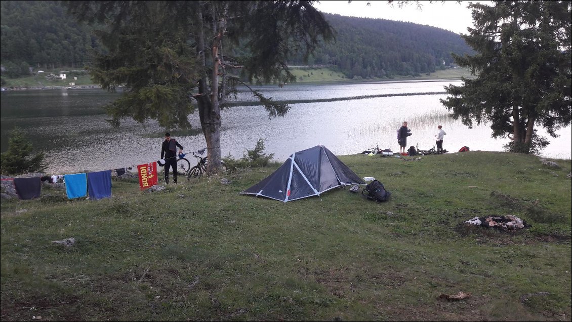 Bivouac au bord du lac des Rousses.