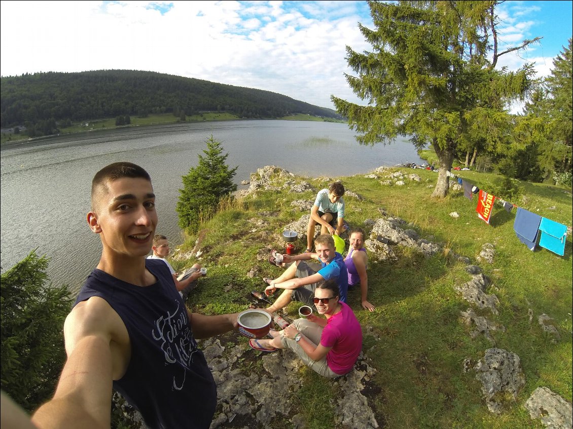 Apéro au bord du lac des Rousses.