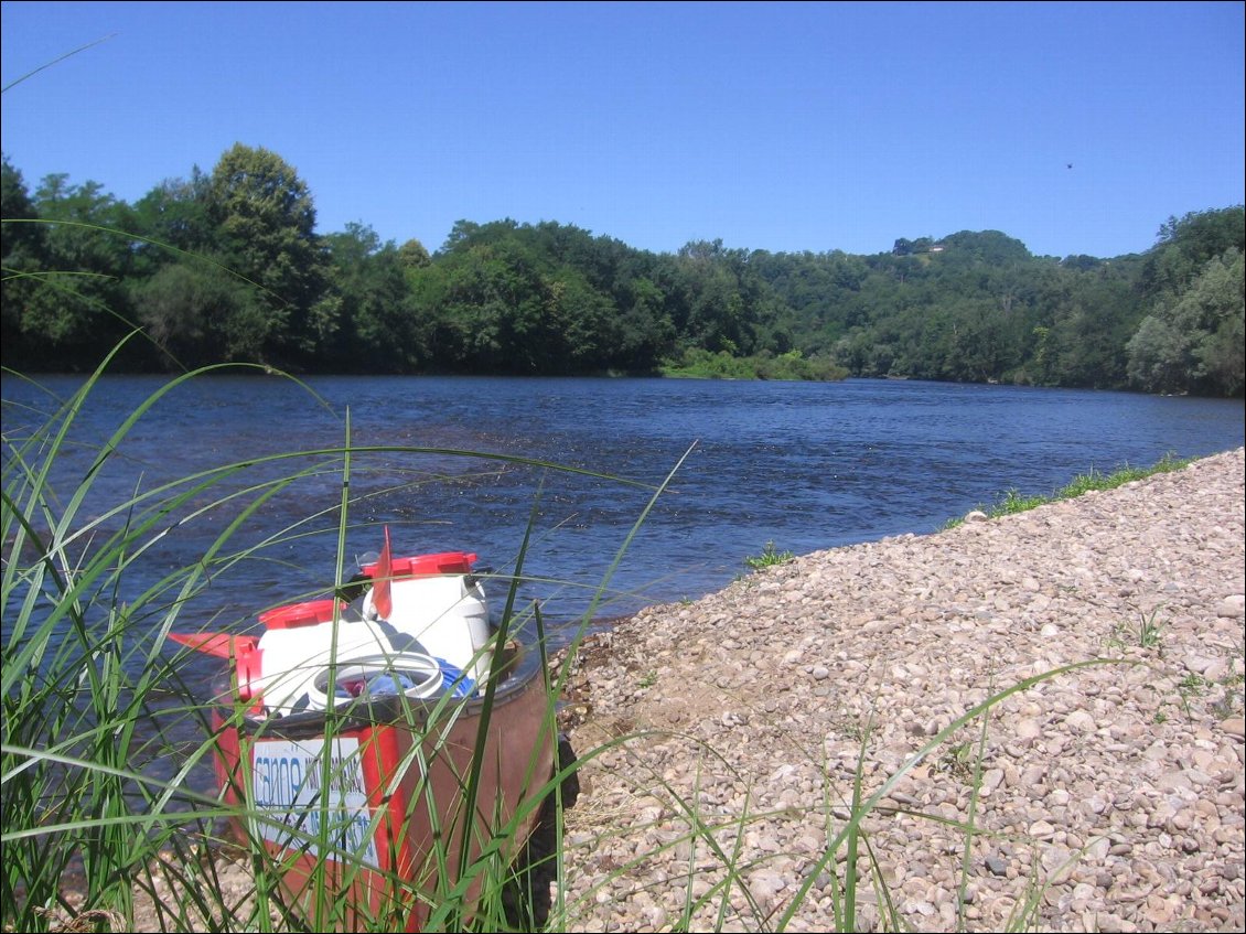 Couverture de La dordogne en canot pour une deconnexion en duo