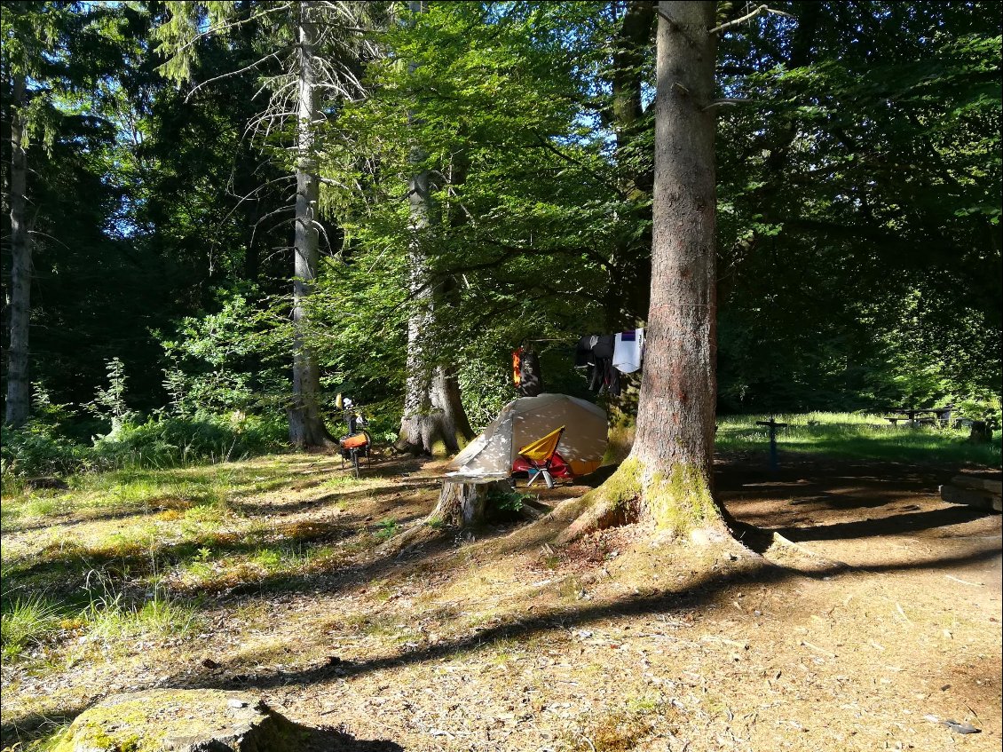 Les shelters d'Orum à 200m sont occupés, nous choisissons la zone tente mais nous bénéficions de toutes leurs commodités