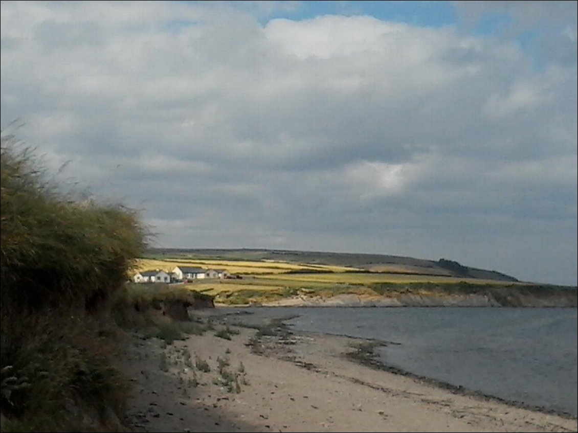 Fin de journée, je redescends au bord d'une plage pour y passer la nuit. Je n'ai même pas fait 50 km et je suis claquée.