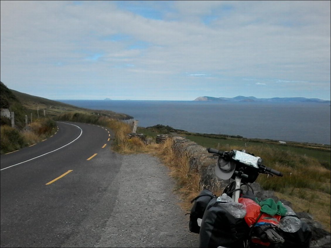 A l'horizon, l 'extrémité du ring of Kerry et les îles de Skellig.