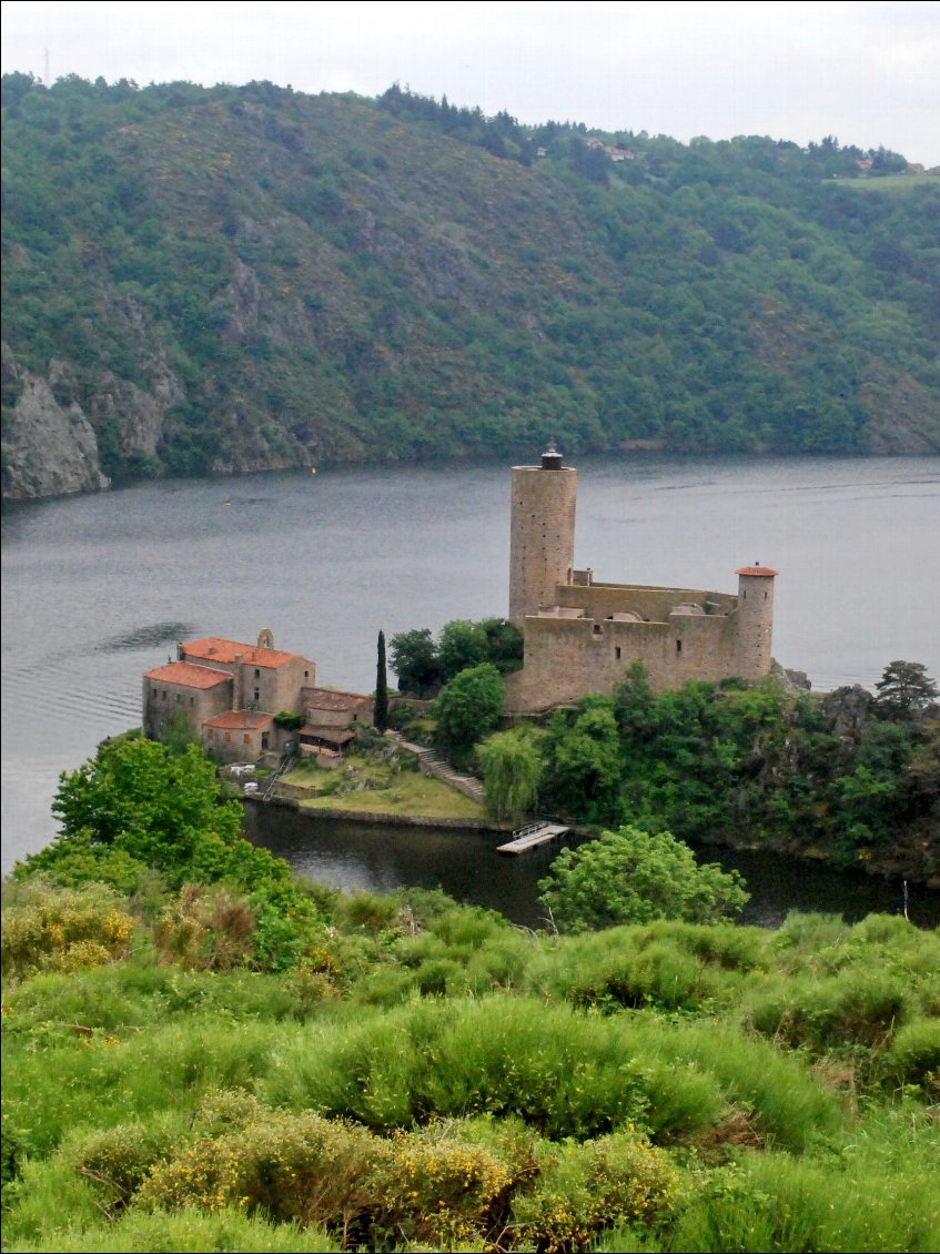 Château vu depuis la D32