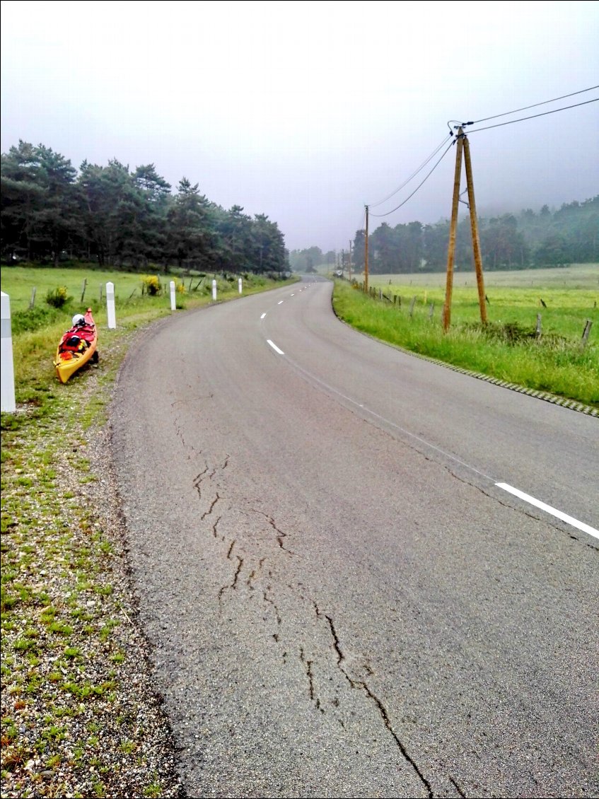 Portage le long de la D108 vers Sain-Rambert.