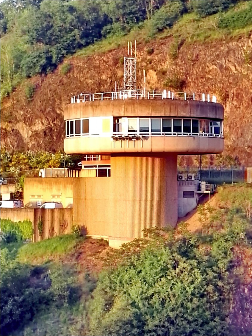 La tour de garde du barrage de Villerest.