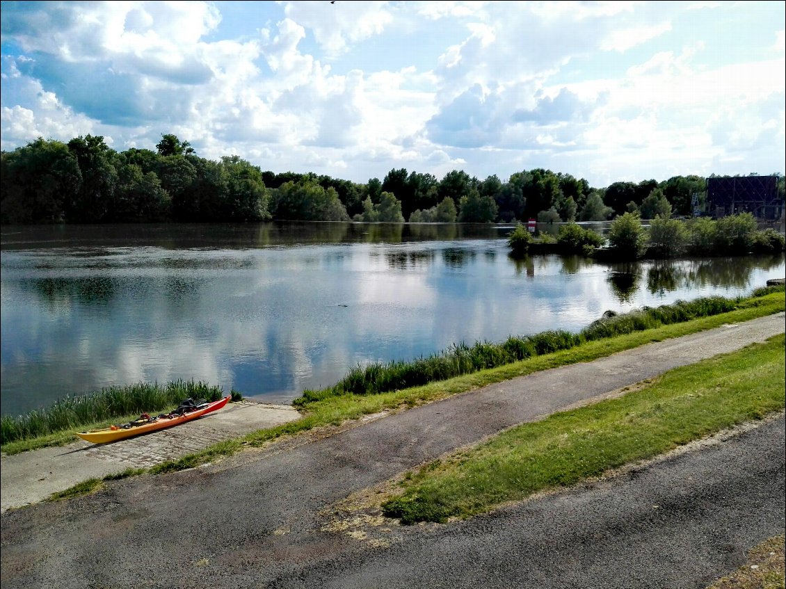 Début du portage en rive droite, à la jonction avec le canal du Nivernais.