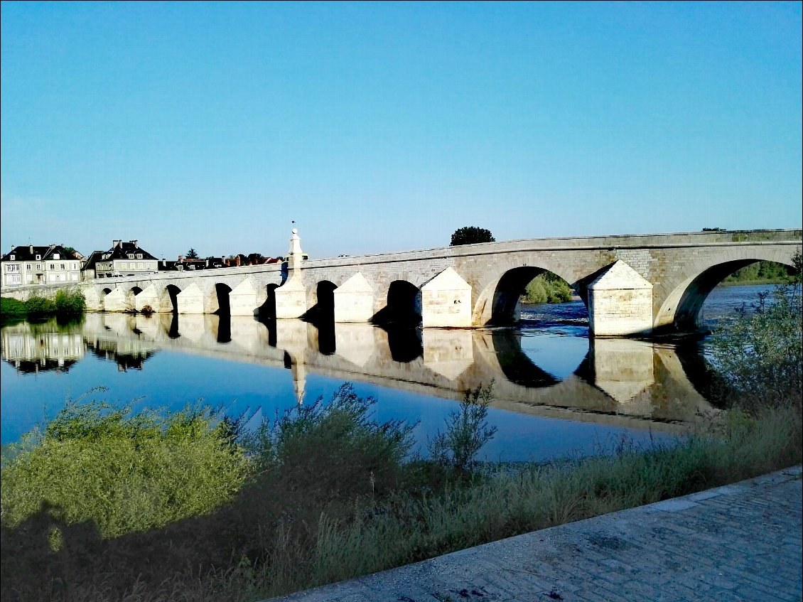 Pont de la Charité-sur-Loire au petit matin.