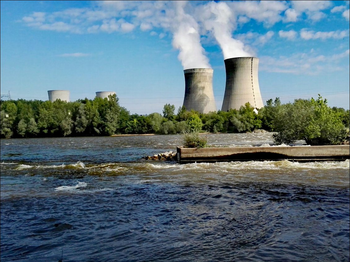 Centrale nucléaire de Dampierre-en-Burly en aval de la passe