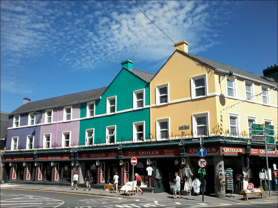 Les rues de Kenmare... avec plein de drapeaux français because ici on fête le 14 juillet car il y une grande communauté française dans cette ville.