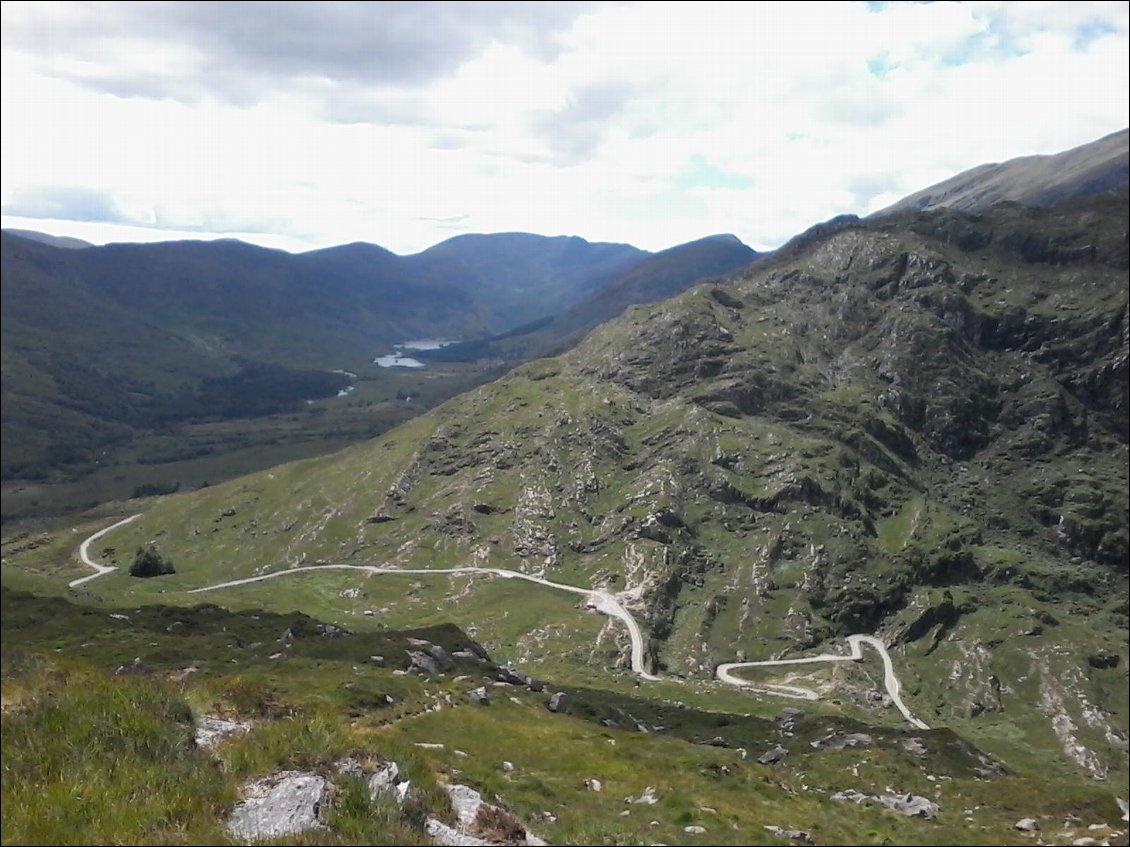 En contrebas, la route atteint sont point culminant avant de redescendre vers la black valley. Mais, j'ai trouvé une petite sente pour prendre un peu plus de hauteur. Seuls quelques moutons violets m'accompagnent.