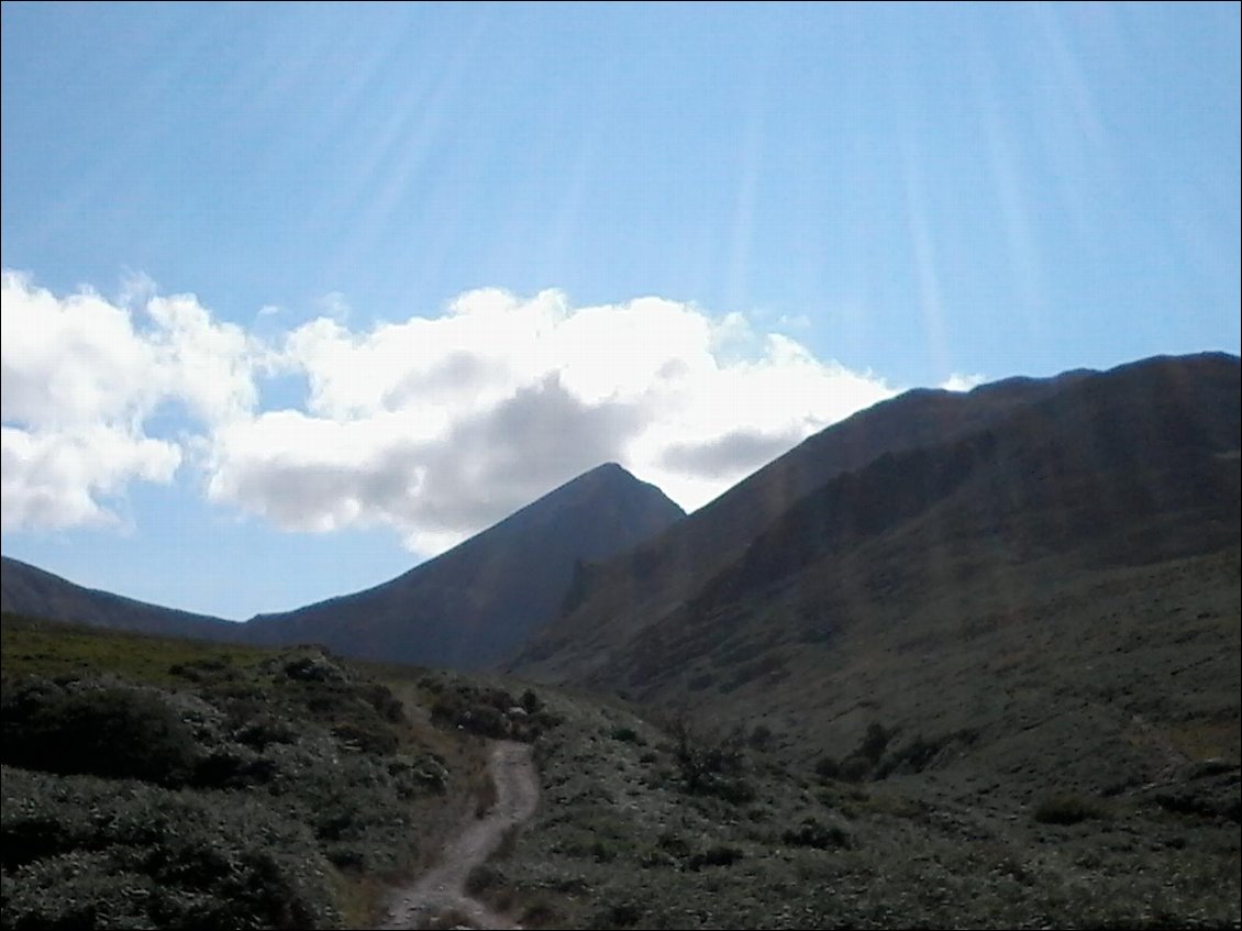 Retour dans le vallon et dernier coup d'oeil sur sur Carrauntuohil.