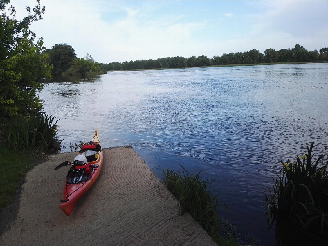 Rampe sortie de mise à l'eau. Début du portage. En rive droite.