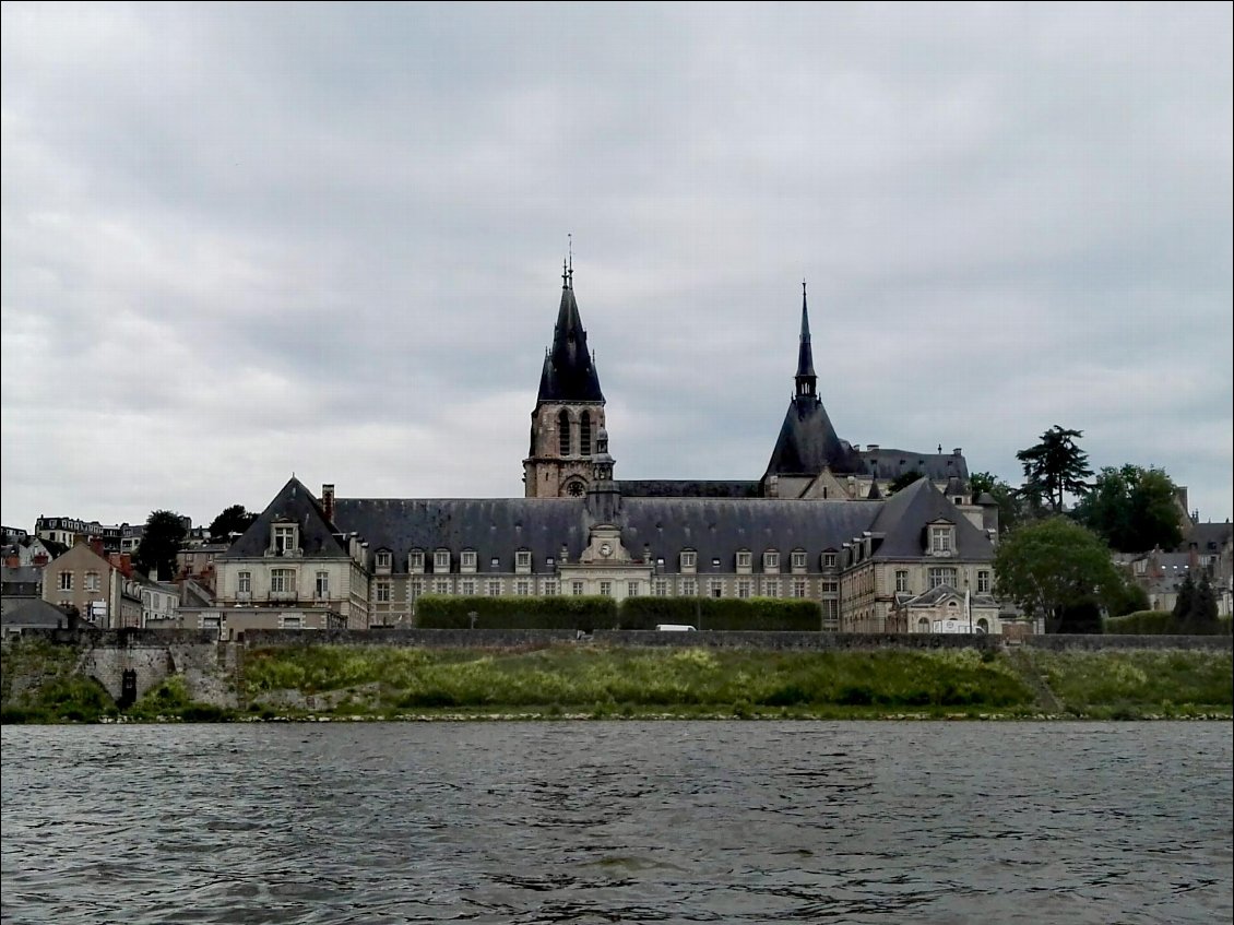 Au premier plan, direction départementale des territoires. Eglise Saint-Nicolas au second plan