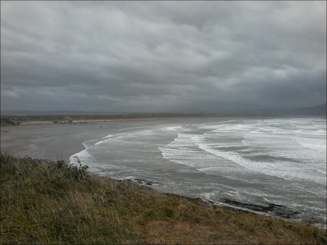 Inch Beach. Il fait moche, il crachine, il vente, mais qu'à cela ne tienne les surfeurs sont là !