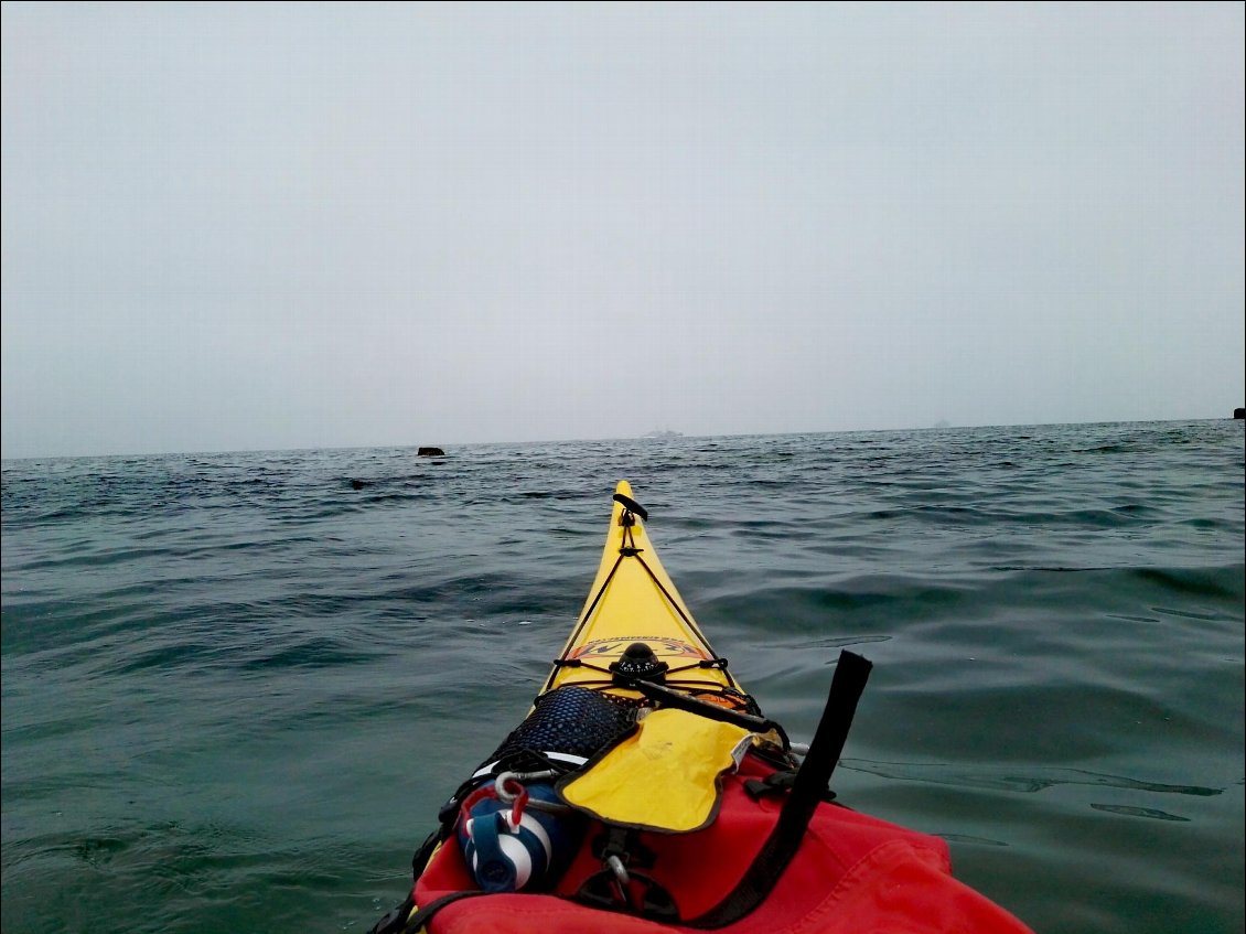 On devine à peine les naivres de la Marine, cachés dans la brume