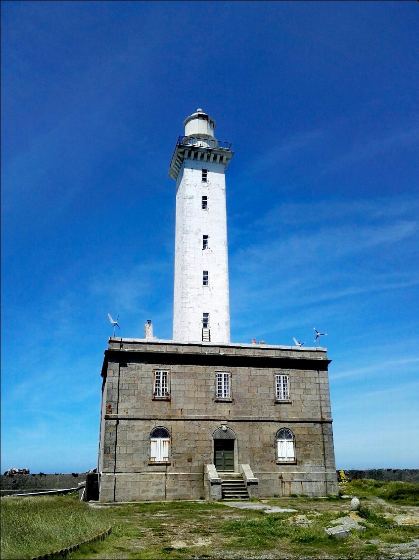 Île Vierge. Ancien phare de 1845 et maison des gardiens