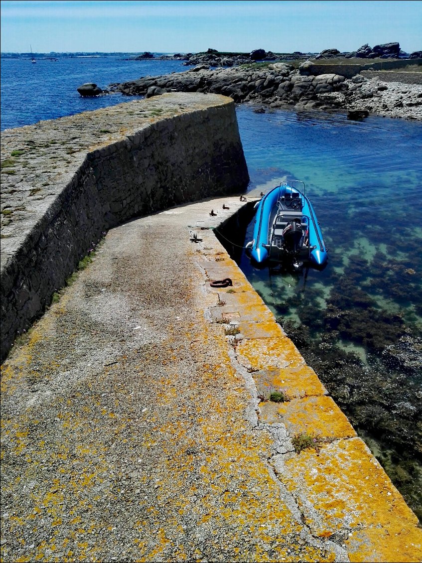 Île Vierge. Cale du port