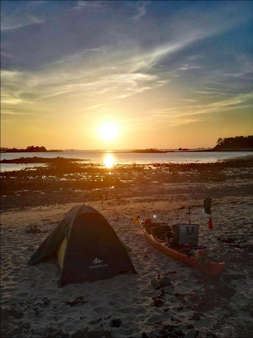Couche de soleil au bivouac face à l'île des Pins