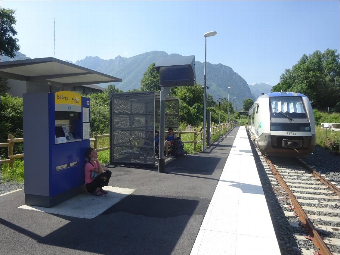 Gare de Bedous: en attendant que le train parte...nous sommes allés en "ville": il y a de quoi remplir le sac de fromages et miel... on recommande