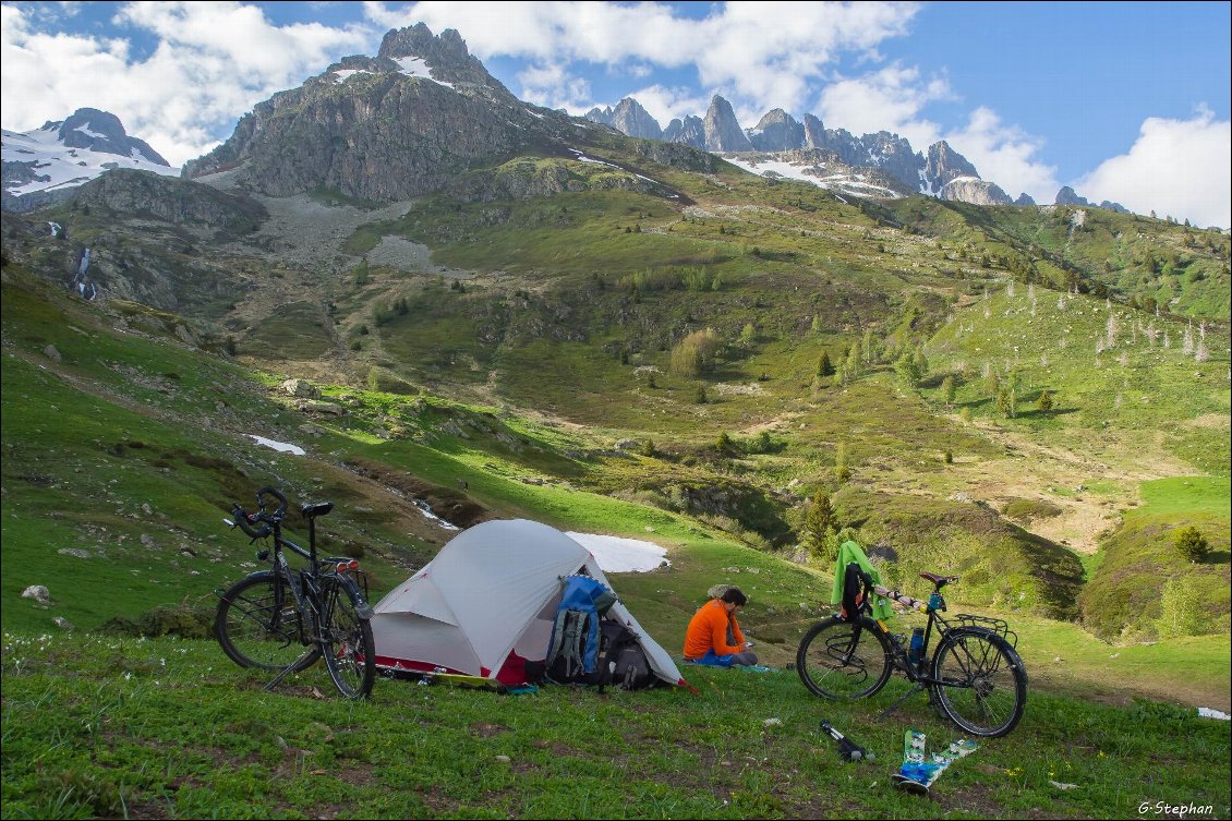 Bivouac 200m sous le front de neige avec vue imprenable sur les Aiguilles de l'Argentière.