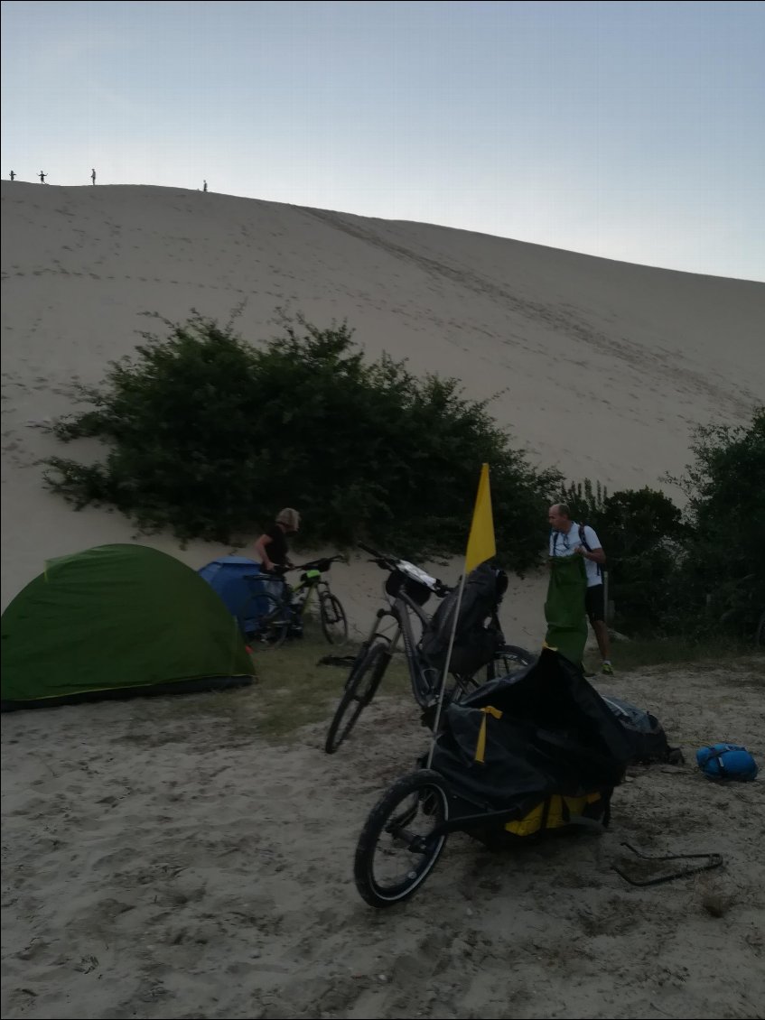 15 kms plus loin, camping des flots bleus Hé oui, nous montons nos tentes au pied de la dune 