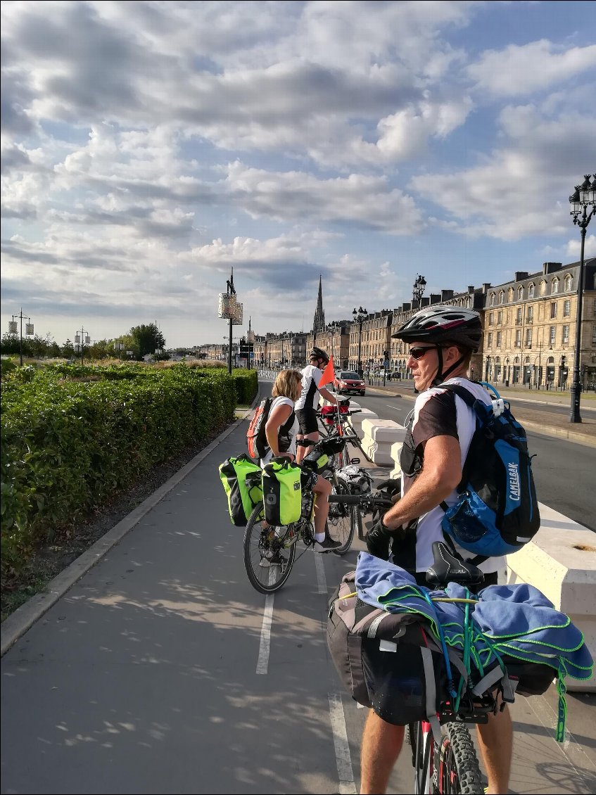 Piste cyclable  sur les quais de bordeaux