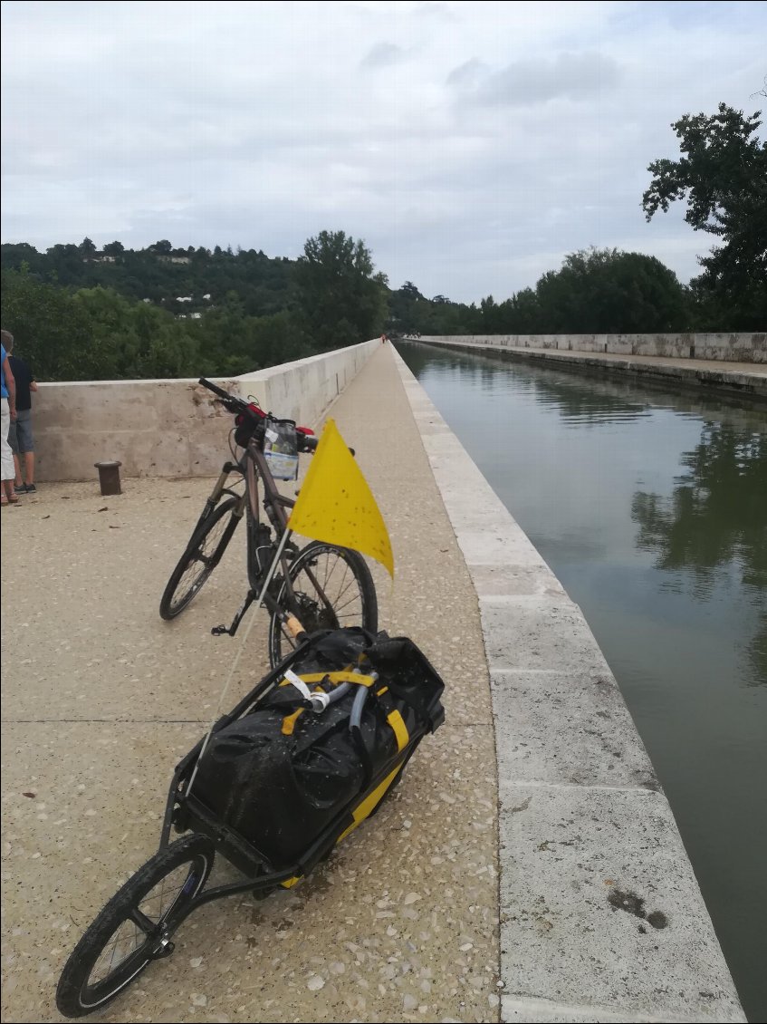 Le pont canal a Agen, il ne nous reste plus qu à trouver un camping