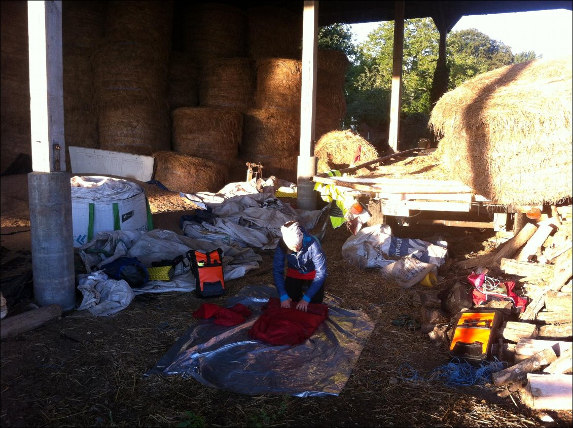 Bivouac 2. Nous avons demandé à une vieille dame si nous pouvions nous installer dans un de ces prés, elle nous a envoyé chez son voisin, qui nous a accordé le hangar à paille et offert des tomates en prime !