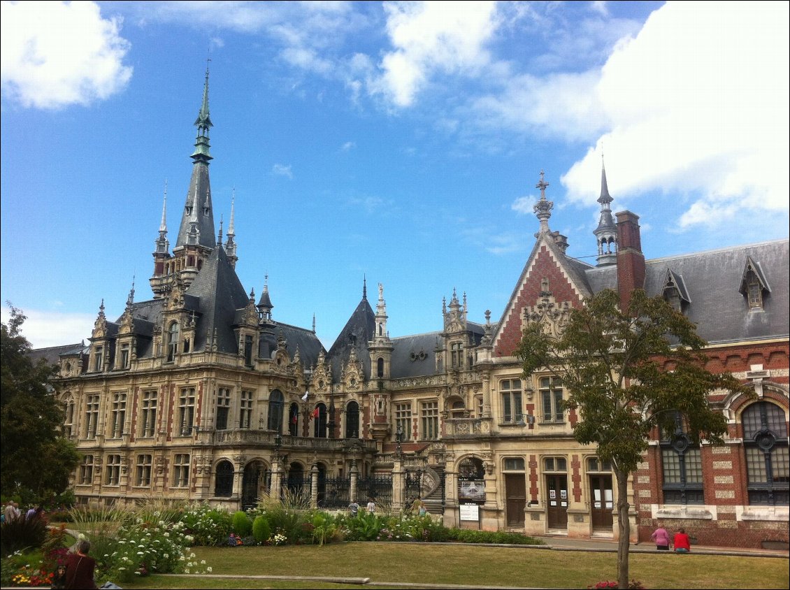 Fécamp: de loin, on pensait voir une drôle d'église... c'est le palais Bénédictine.