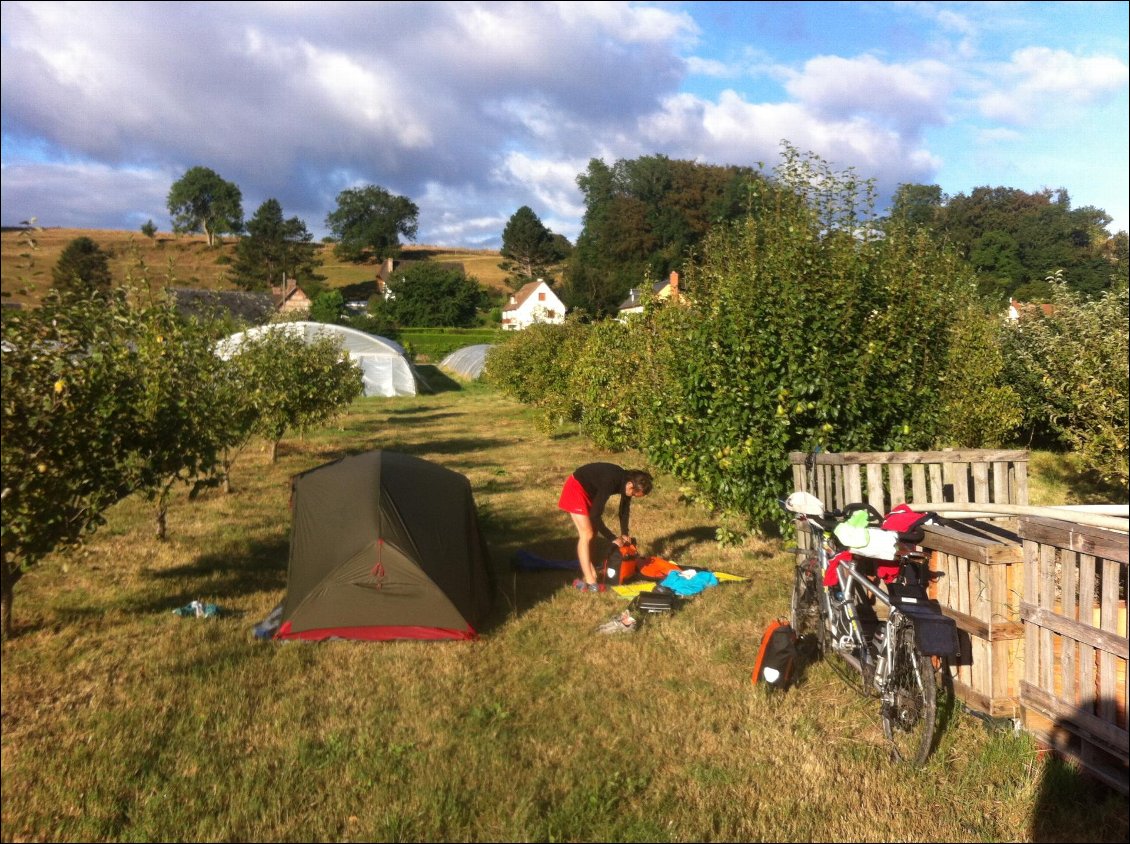 Bivouac 3: au milieu des poiriers/pommiers: merci à Nicolas le maraîcher.