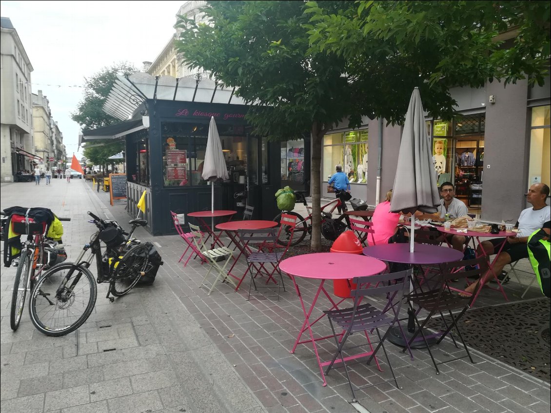 Après 8kms  de roulage nous prenons notre petit déjeuner  dans les rues d Agen