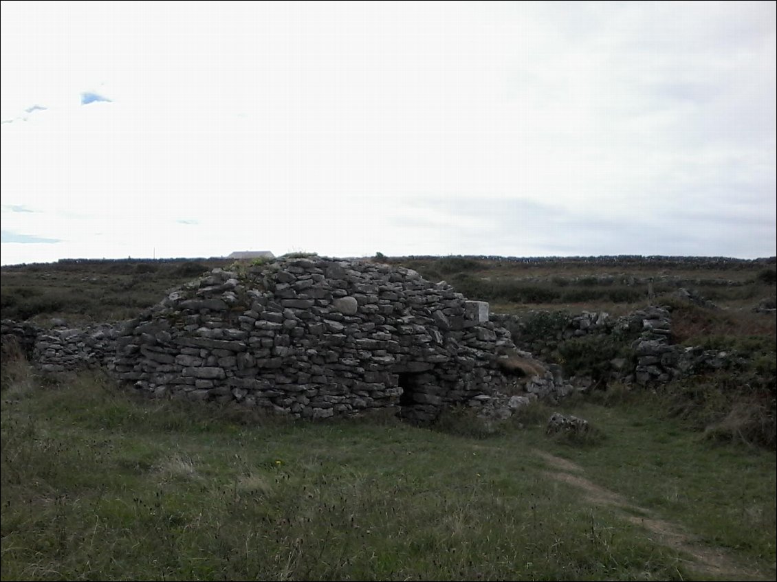 Clochan Na Carraigue. Hutte de Pierre sèche, entre le Vème et Xème siècle, servait peut être à abriter des ermites. Enfin un seul à la fois, c'est le concept d'ermite.