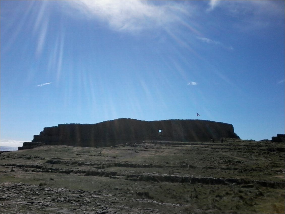 Le fameux fort hémisphérique : Dùn Aonghasa ( ou Dun Aengus ), au bord de la falaise. Probablement qu'à l'origine il était circulaire et que l'érosion de la falaise a fini par donner sa forme actuelle.