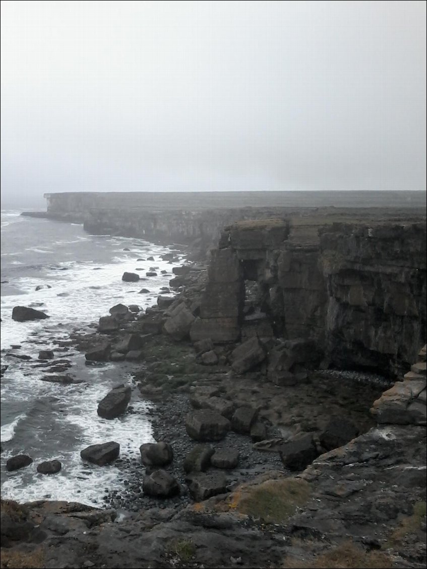 Ciel un peu plus grisâtre aujourd'hui, ce qui donne une atmosphère de fin du monde à ces falaises de la côte Sud.