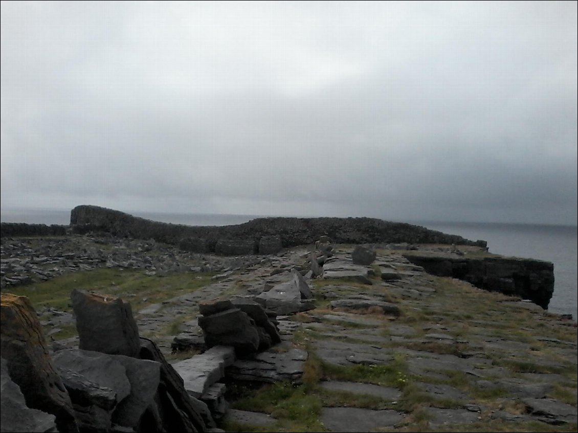 Black fort ( le bien nommé ) ou Dùn Duchathair. Lui aussi en bordure d'un à pic.