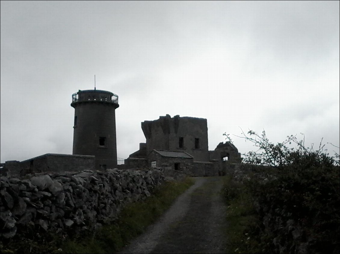 L'ancien phare au sommet de l'île. Il y a encore un fort préhistorique juste à côté : Dùn Eochla.