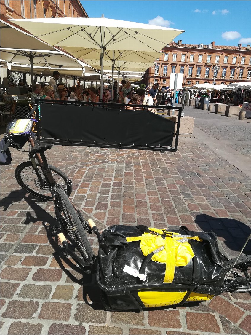 Toulouse place du capitole, magnifique et bien sûr nous goûtons la fameuse saucisse 