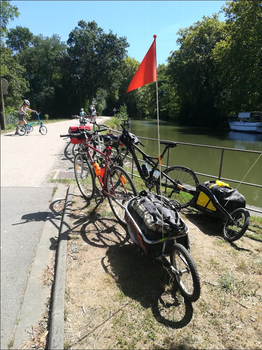 Nous quittons le canal de la garone pour le canal du Midi séte est à 250 kms 440 kms au compteur 