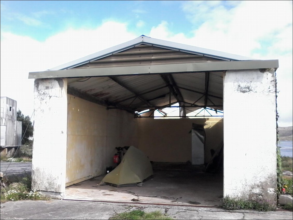 Mon havre de paix pour la nuit. C'était bien venteux et mouilleux. J'ai pu faire sécher mes affaires sous ce hangar désaffecté.