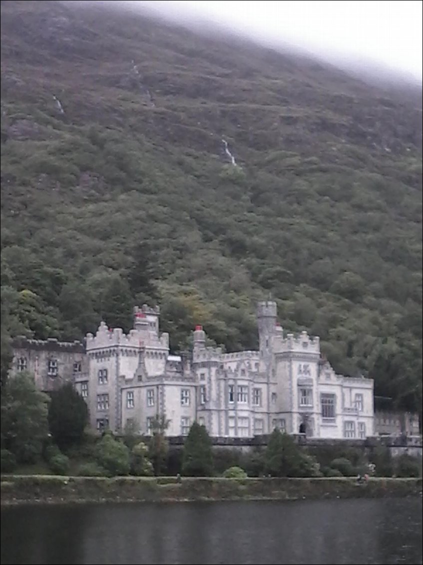 Kilmore abbey. Le château a été construit au bord d'un lac par Mitchell Henry (politicien anglais) au XIXème siècle. C'est ensuite devenu une abbaye bénédictine en 1920. Les soeurs y ouvrirent un pensionnat de jeunes filles.