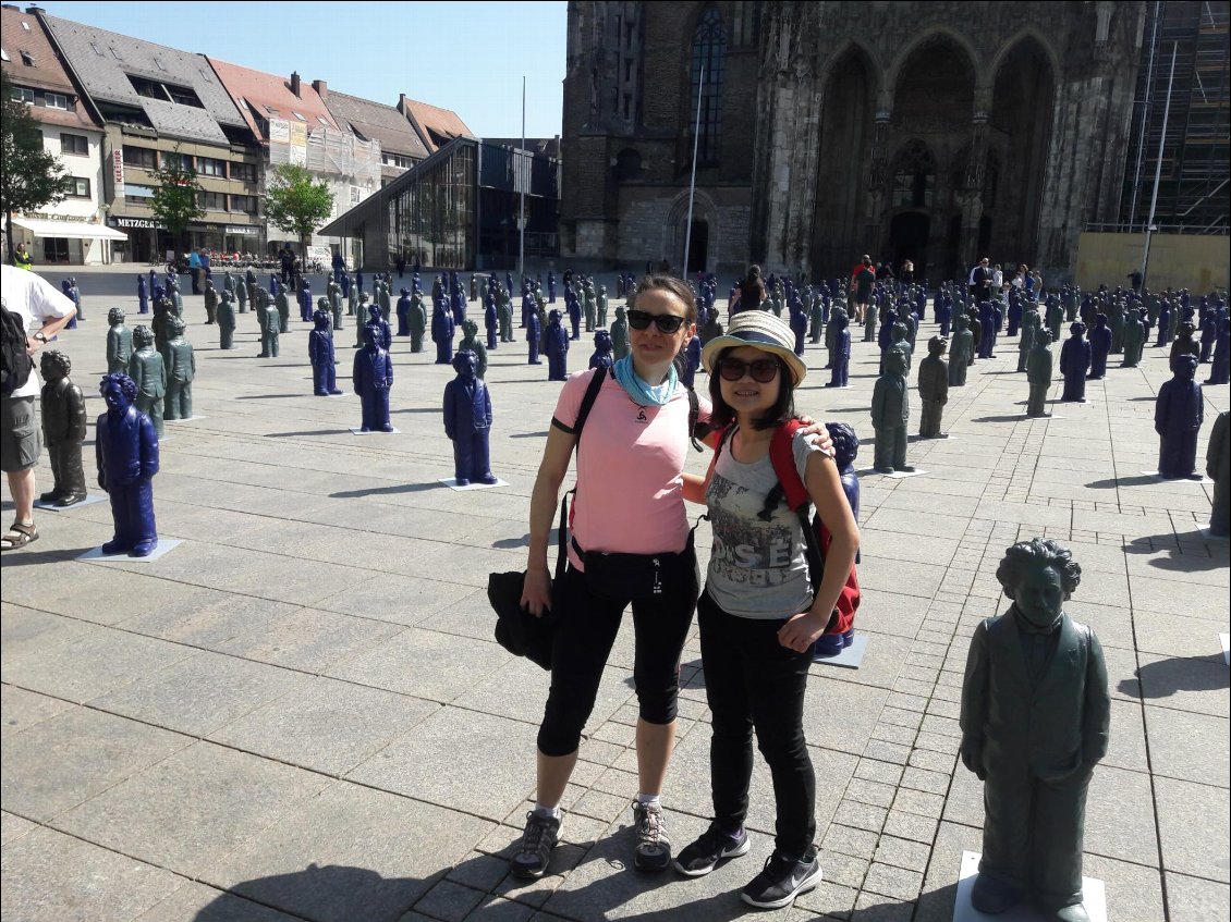 Avec Trang et Einstein sur le parvis du monster