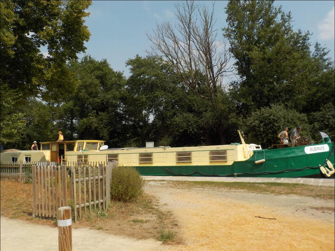 Une grande et belle péniche.