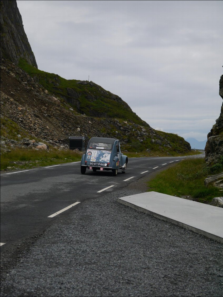 En 2018 un tour en Europe au depart de Limoges avec "patita" 2cv de 1958 avec lit et cuisine integre !