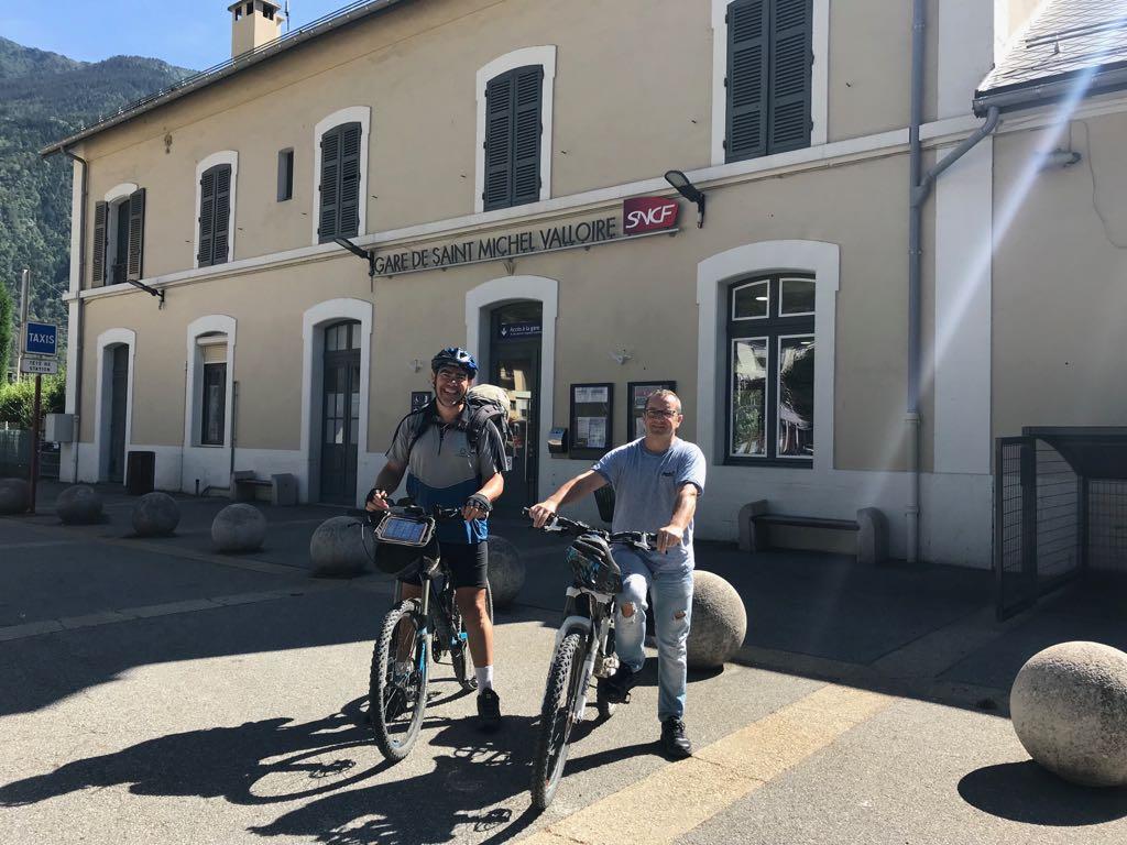 Thierry et moi devant la gare de saint Michel où nous nous quittons.