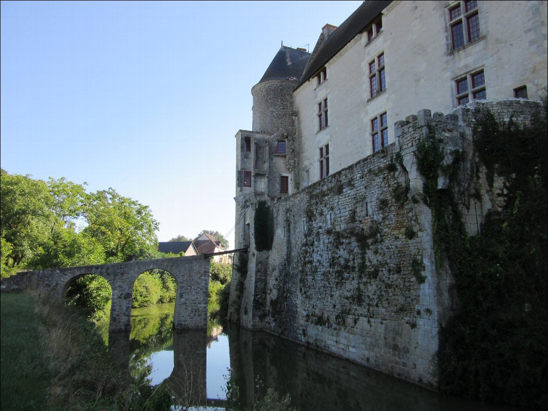 Au détour d'un virage au lit dit Le Chatelier j'ai la surprise de découvrir un authentique chateau fort