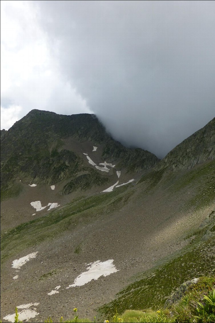 Passo del Bue (juste à droite du sommet) et l'orage qui approche...