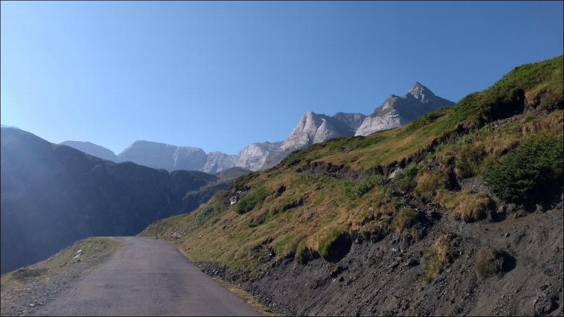 Direction le cirque de Troumouse : peu de voitures sur cette route à péage.