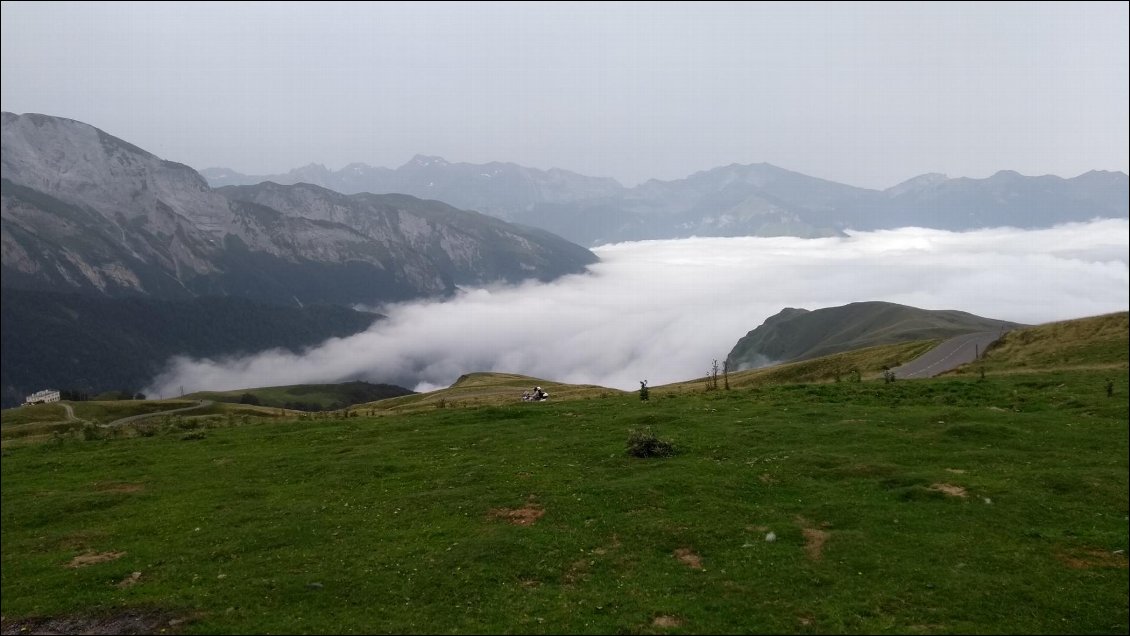 Col d'Aubisque : la suite du parcours sera dans les nuages.