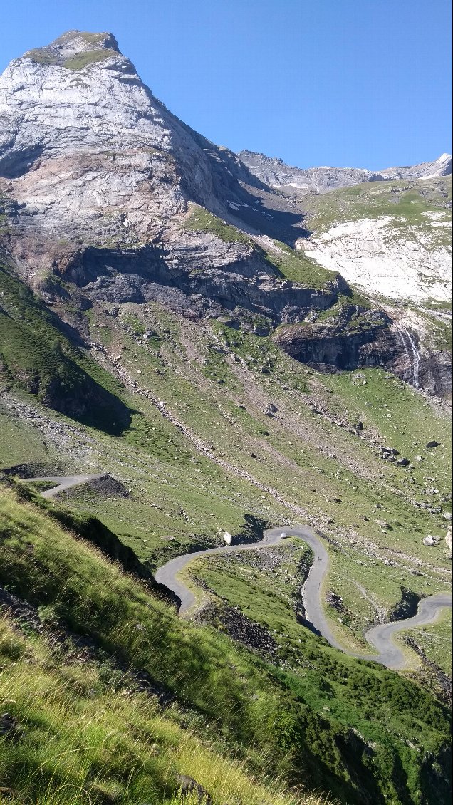 Les lacets serrés pour monter à Troumouse.