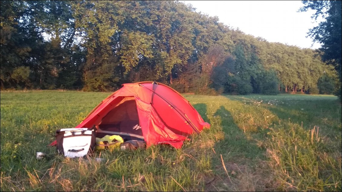 Premier bivouac le long du canal du Midi. Non visible sur la photo : nos amis les moustiques, l'autoroute à une centaine de mètres, la ligne THT mais aussi une biche et ses petits que nous avons dérangés.